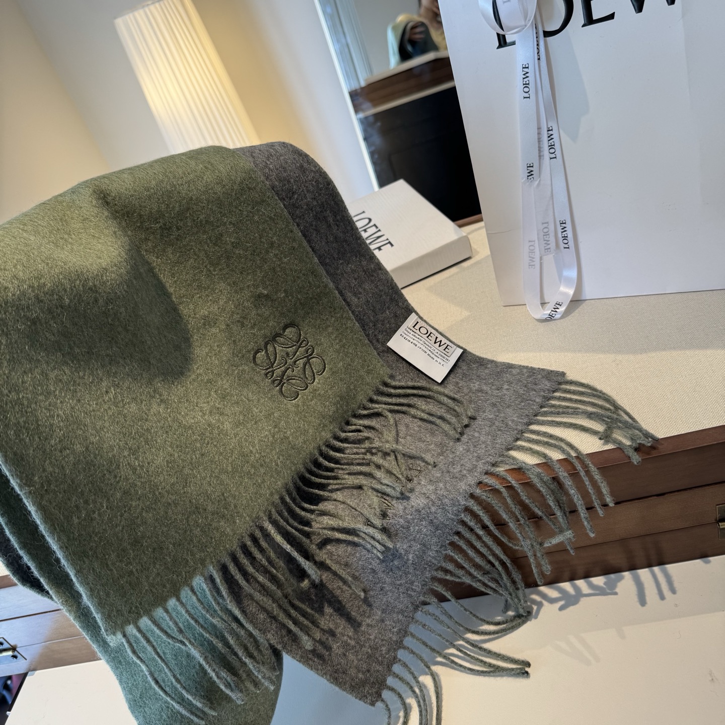 上新！Loewe · 罗意威️难得一见的温柔配色，低调又不失优雅❗️】重点推荐❗️双面配色，一条围巾两种