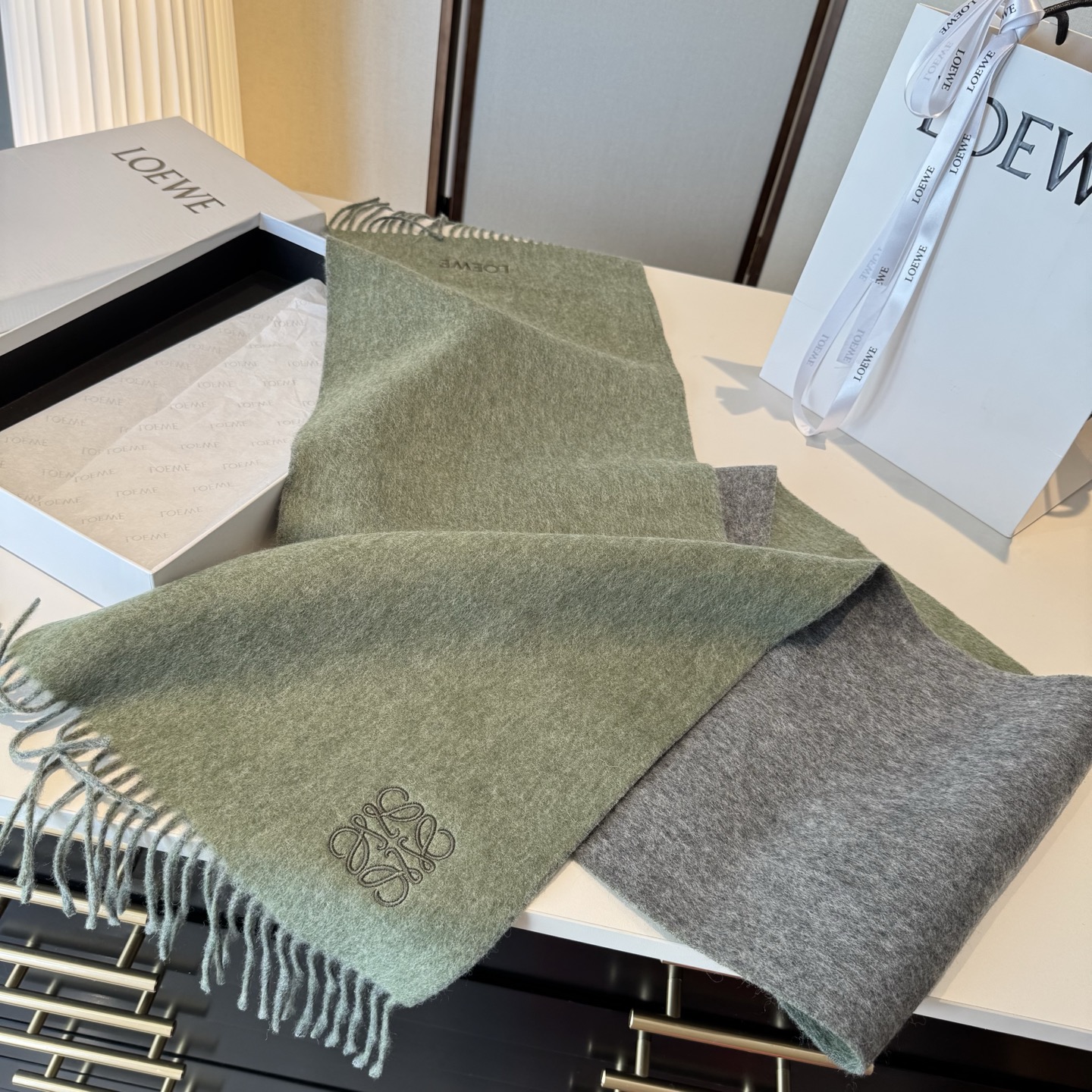 上新！Loewe · 罗意威️难得一见的温柔配色，低调又不失优雅❗️】重点推荐❗️双面配色，一条围巾两种