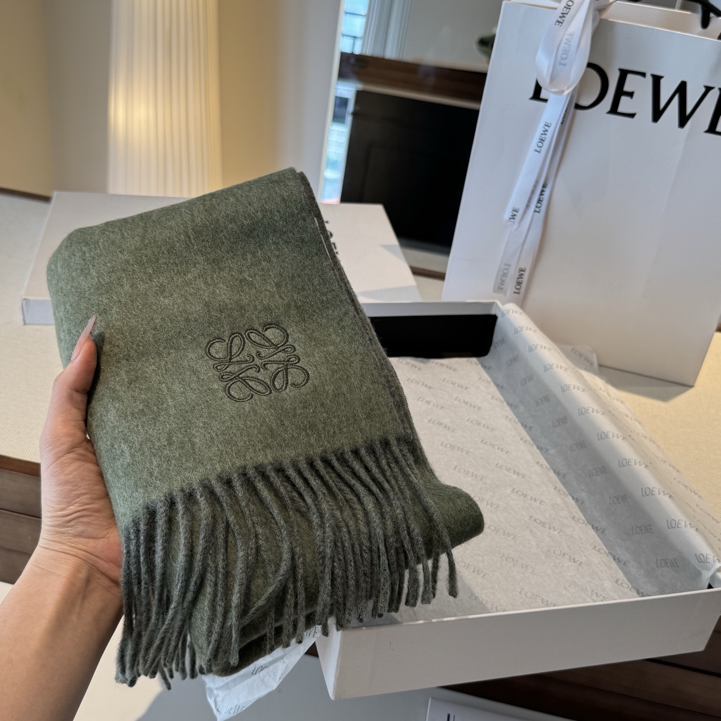 上新！Loewe · 罗意威️难得一见的温柔配色，低调又不失优雅❗️】重点推荐❗️双面配色，一条围巾两种