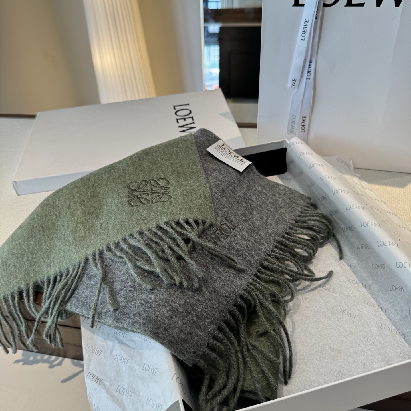 上新！Loewe · 罗意威️难得一见的温柔配色，低调又不失优雅❗️】重点推荐❗️双面配色，一条围巾两种