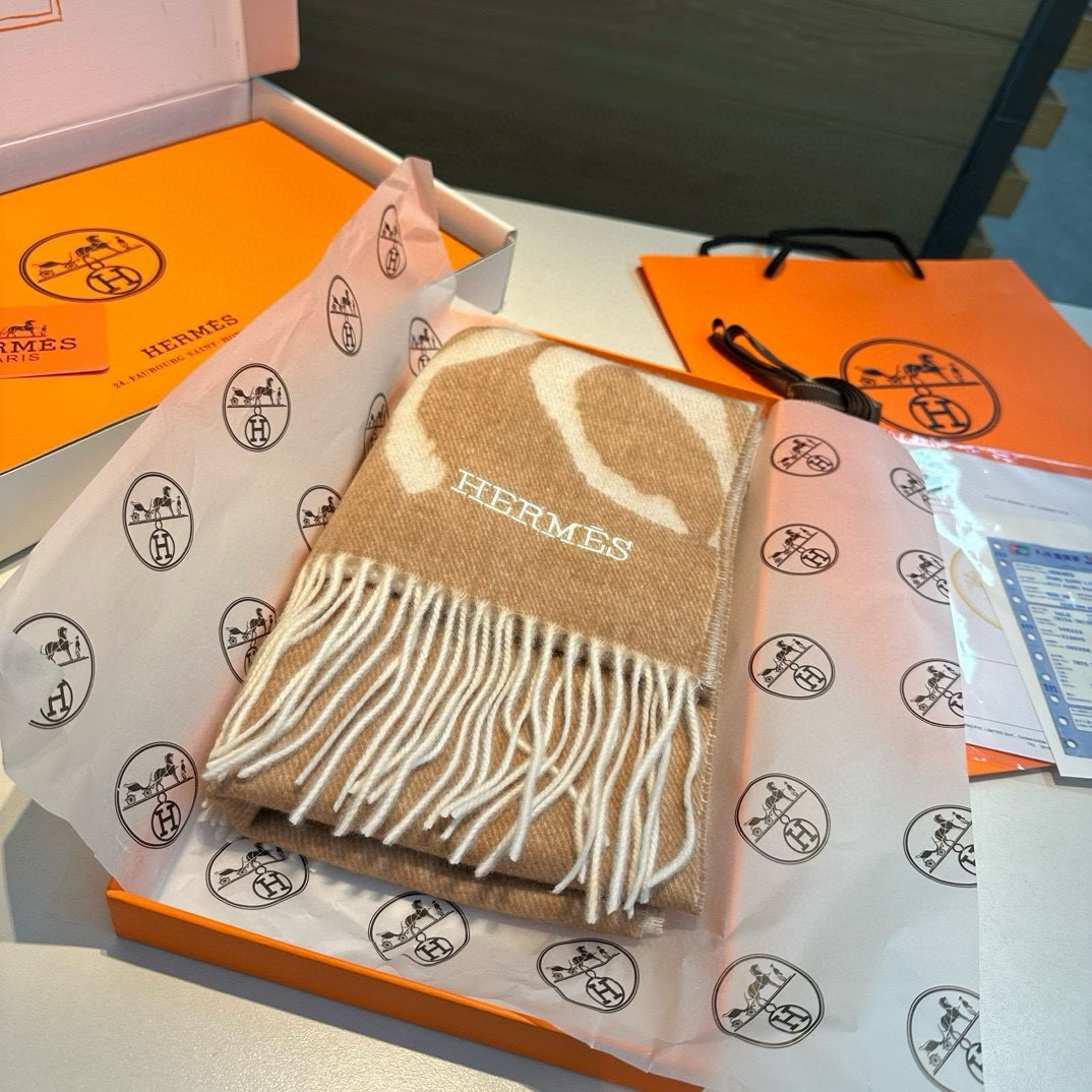 🆕Hermes · 爱马仕重磅推荐💥 100%羊毛材质🔥非常保暖👑 柔软亲肤，不扎脖😍经典双面设计，一条