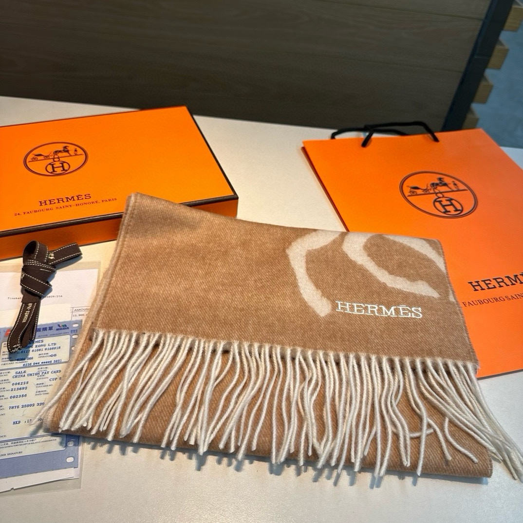 🆕Hermes · 爱马仕重磅推荐💥 100%羊毛材质🔥非常保暖👑 柔软亲肤，不扎脖😍经典双面设计，一条