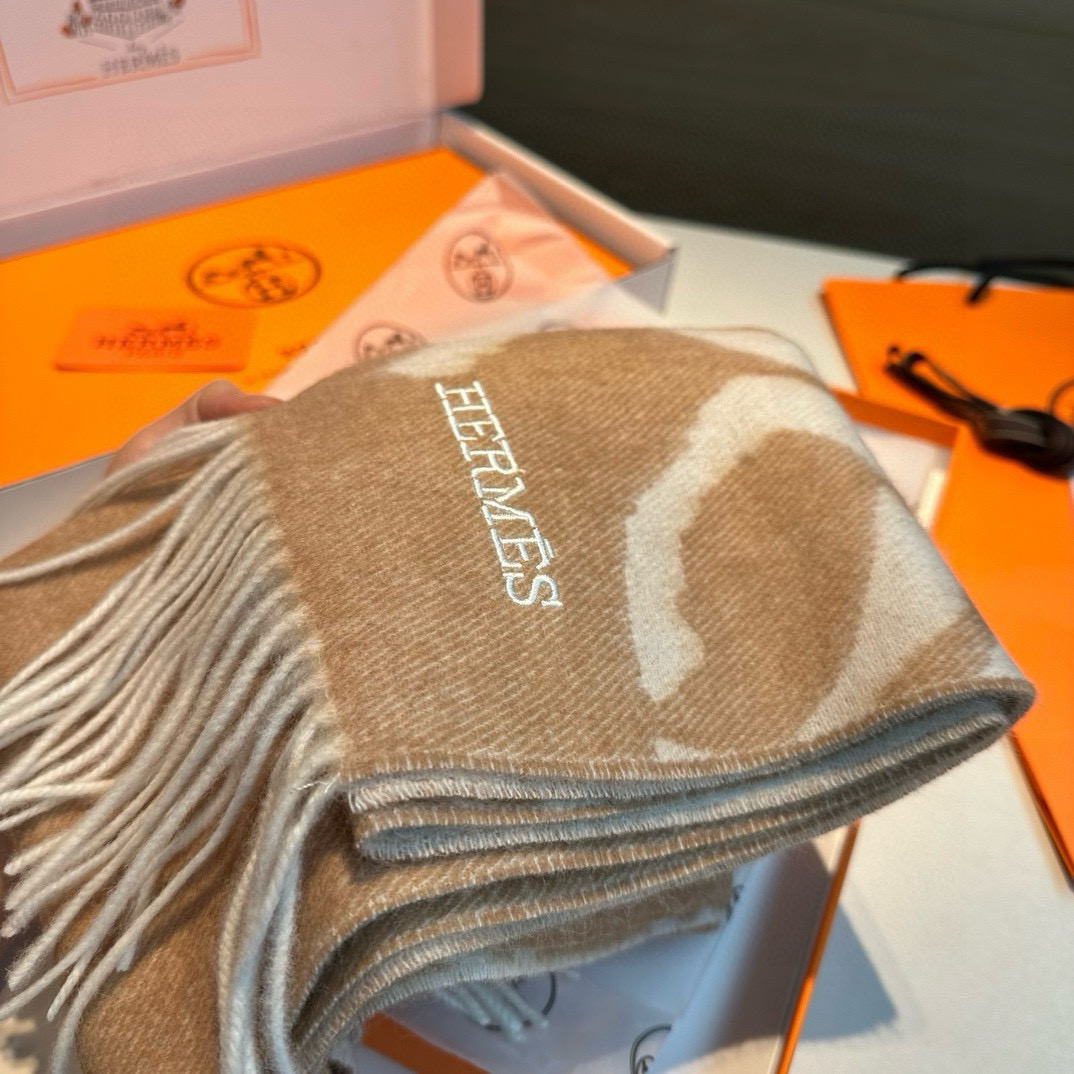 🆕Hermes · 爱马仕重磅推荐💥 100%羊毛材质🔥非常保暖👑 柔软亲肤，不扎脖😍经典双面设计，一条