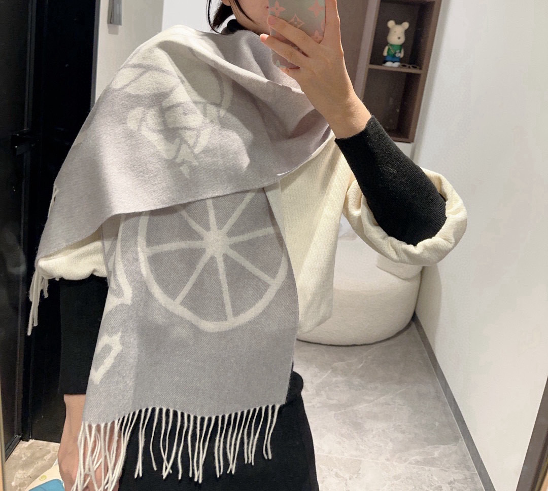 🆕Hermes · 爱马仕重磅推荐💥 100%羊毛材质🔥非常保暖👑 柔软亲肤，不扎脖😍经典双面设计，一条