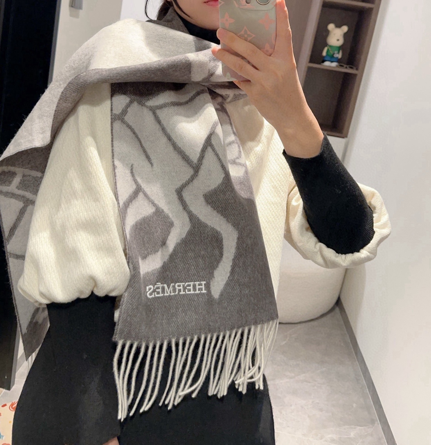 NO:553893,Hermes · Hermès highly recommends. Wool material is very warm, soft and skin-friendly, does not tie the neck, classic double-sided design, one scarf, two styles for boys and girls, size 30*180cm is full of love for high version scarf, high version scarf, hermes, hermes19860909Hermes · 爱马仕重磅推荐 羊毛材质非常保暖 柔软亲肤,不扎脖经典双面设计,一条围巾两种风格男孩女孩通用,size30*180cm满满的爱高版本围巾,高版本围巾,hermes,hermes,scarf