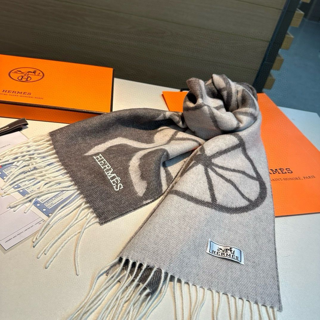 🆕Hermes · 爱马仕重磅推荐💥 100%羊毛材质🔥非常保暖👑 柔软亲肤，不扎脖😍经典双面设计，一条