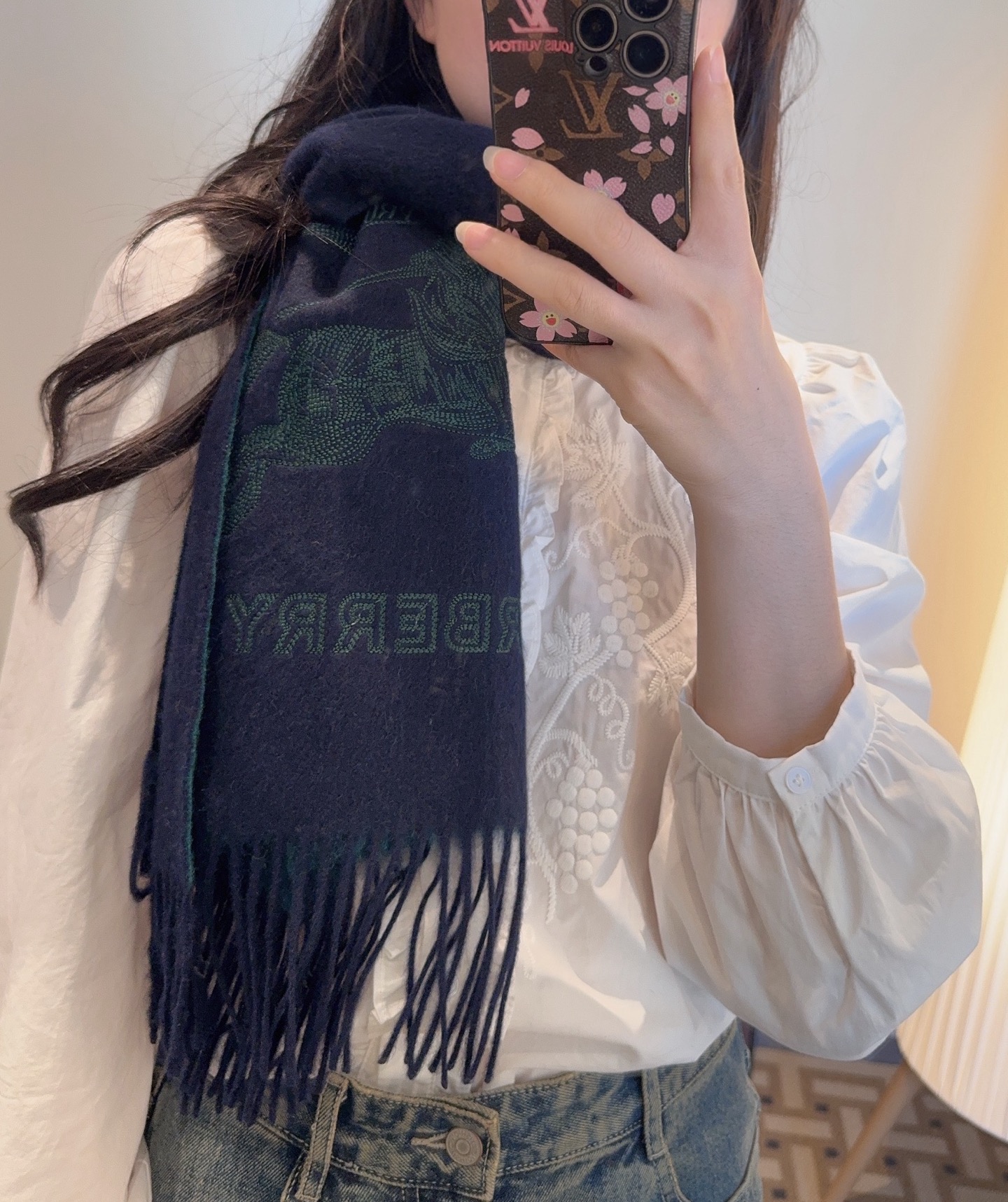NO:553903,Burberry · Burberry's double-sided scarf is so beautiful that it's so stylish and charming. It's a very elegant and fashionable autumn and winter item!  I really like it. It’s a very classic men’s design made of lambskin. It feels really great on the upper body and looks good on any waist!  !  This style is really worth buying with your eyes closed, and it can be easily worn by any age group!  !  !  30*200cm high version scarf, high version scarf, burberry, burberry19860909Burberry · 巴宝莉双面围巾好看的要疯掉了,太有型太有魅力了非常斯文时尚的秋冬单品！真的很喜欢,非常Classical的男款设计羔绒,手感真的绝了上身效果真的随便怎么围都好看！！这种款式真的闭着眼买,任何年龄层都轻松驾驭！！！30*200cm高版本围巾,高版本围巾,burberry,burberry,scarf