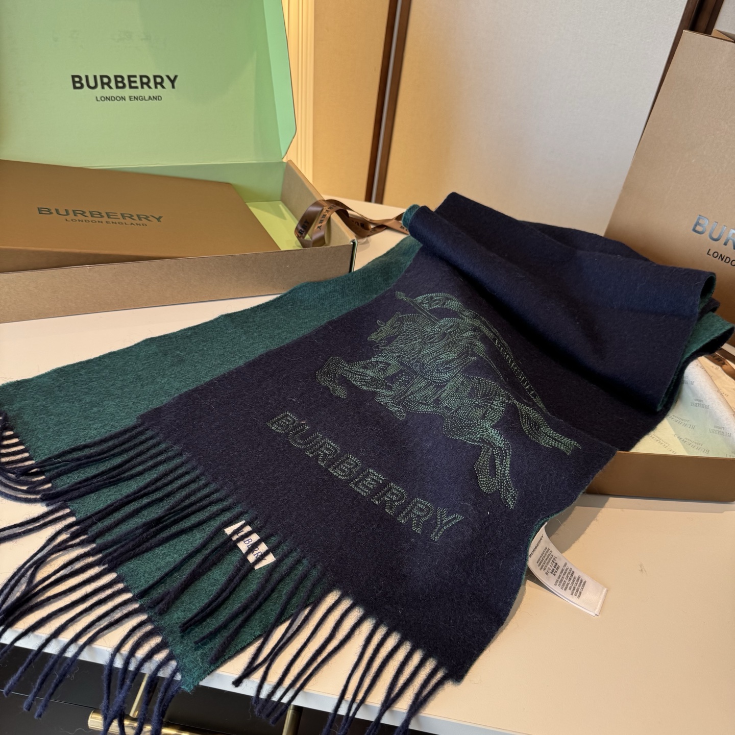✨✨Burberry · 巴宝莉双面围巾❗好看的要疯掉了，太有型太有魅力了❗❗非常斯文时尚的秋冬单品！真