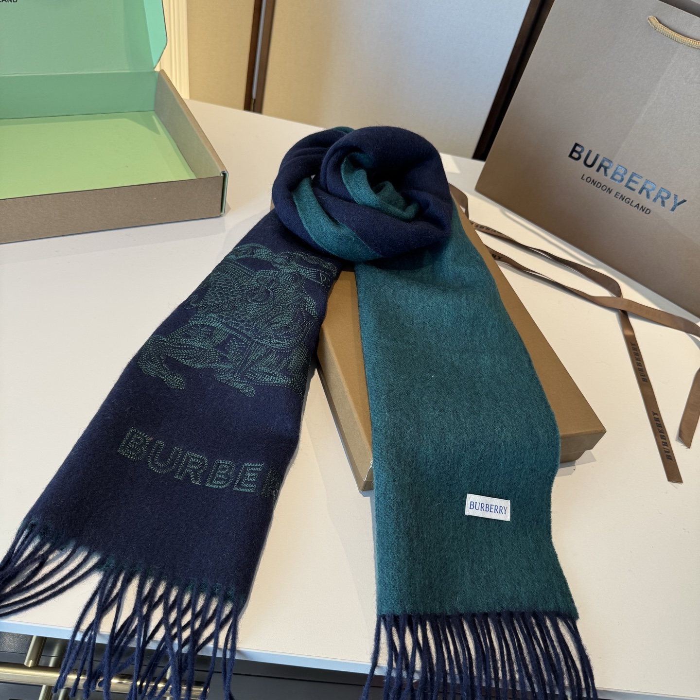 ✨✨Burberry · 巴宝莉双面围巾❗好看的要疯掉了，太有型太有魅力了❗❗非常斯文时尚的秋冬单品！真