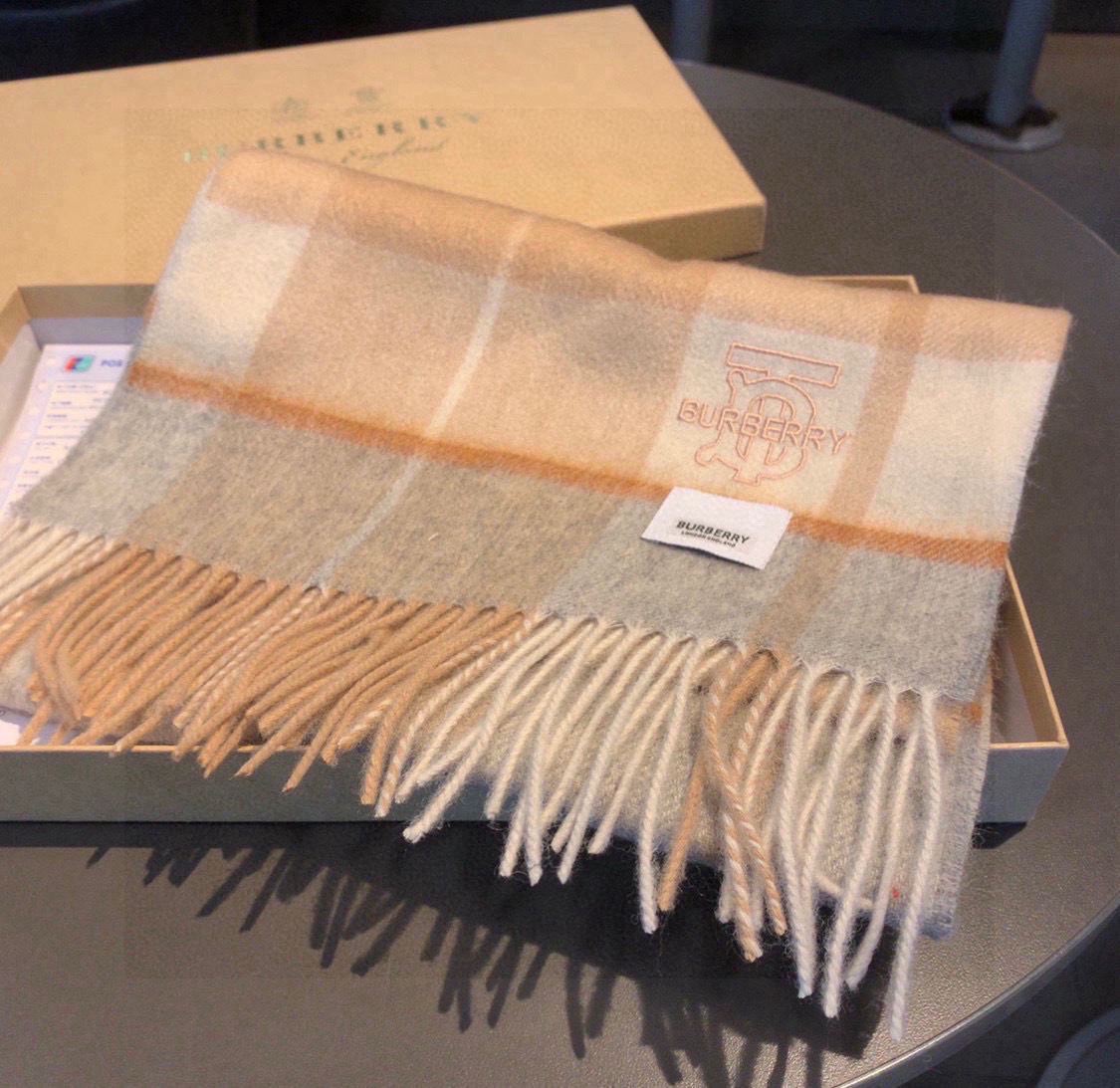 🆕Burberry · 巴宝莉格子围巾❗️好看的要疯掉了，太有型太有魅力了❗️❗️非常斯文时尚的秋冬单品