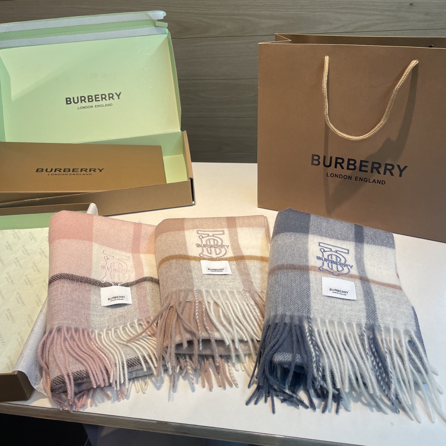 🆕Burberry · 巴宝莉格子围巾❗️好看的要疯掉了，太有型太有魅力了❗️❗️非常斯文时尚的秋冬单品