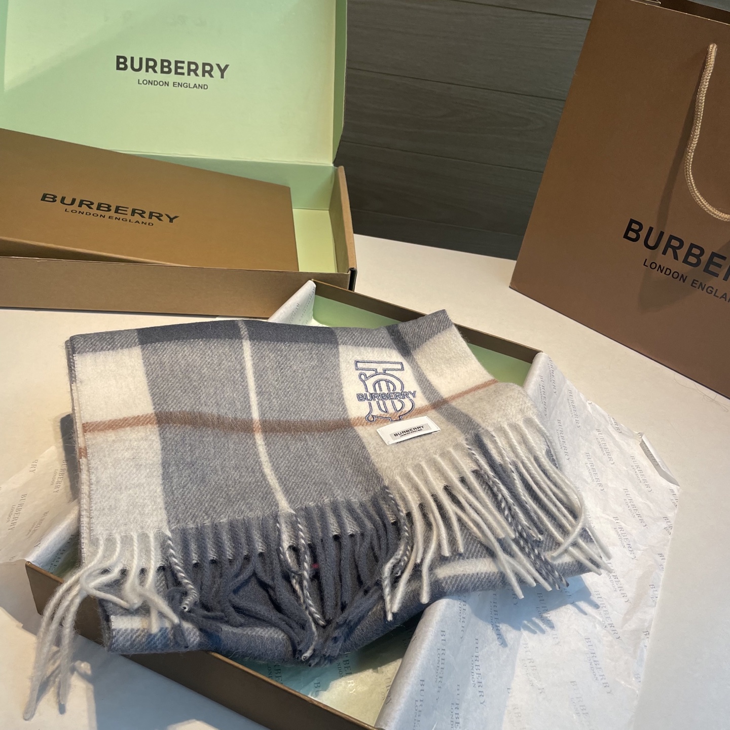 🆕Burberry · 巴宝莉格子围巾❗️好看的要疯掉了，太有型太有魅力了❗️❗️非常斯文时尚的秋冬单品