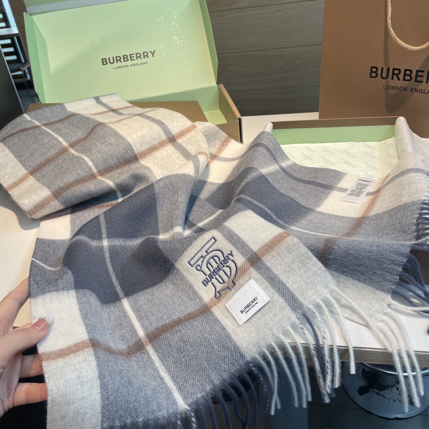 🆕Burberry · 巴宝莉格子围巾❗️好看的要疯掉了，太有型太有魅力了❗️❗️非常斯文时尚的秋冬单品