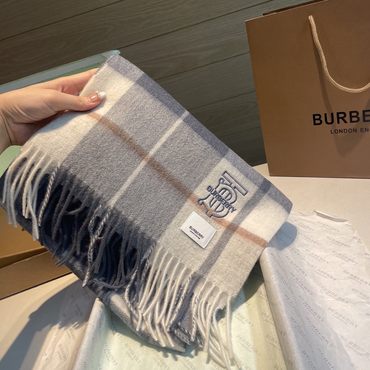 🆕Burberry · 巴宝莉格子围巾❗️好看的要疯掉了，太有型太有魅力了❗️❗️非常斯文时尚的秋冬单品