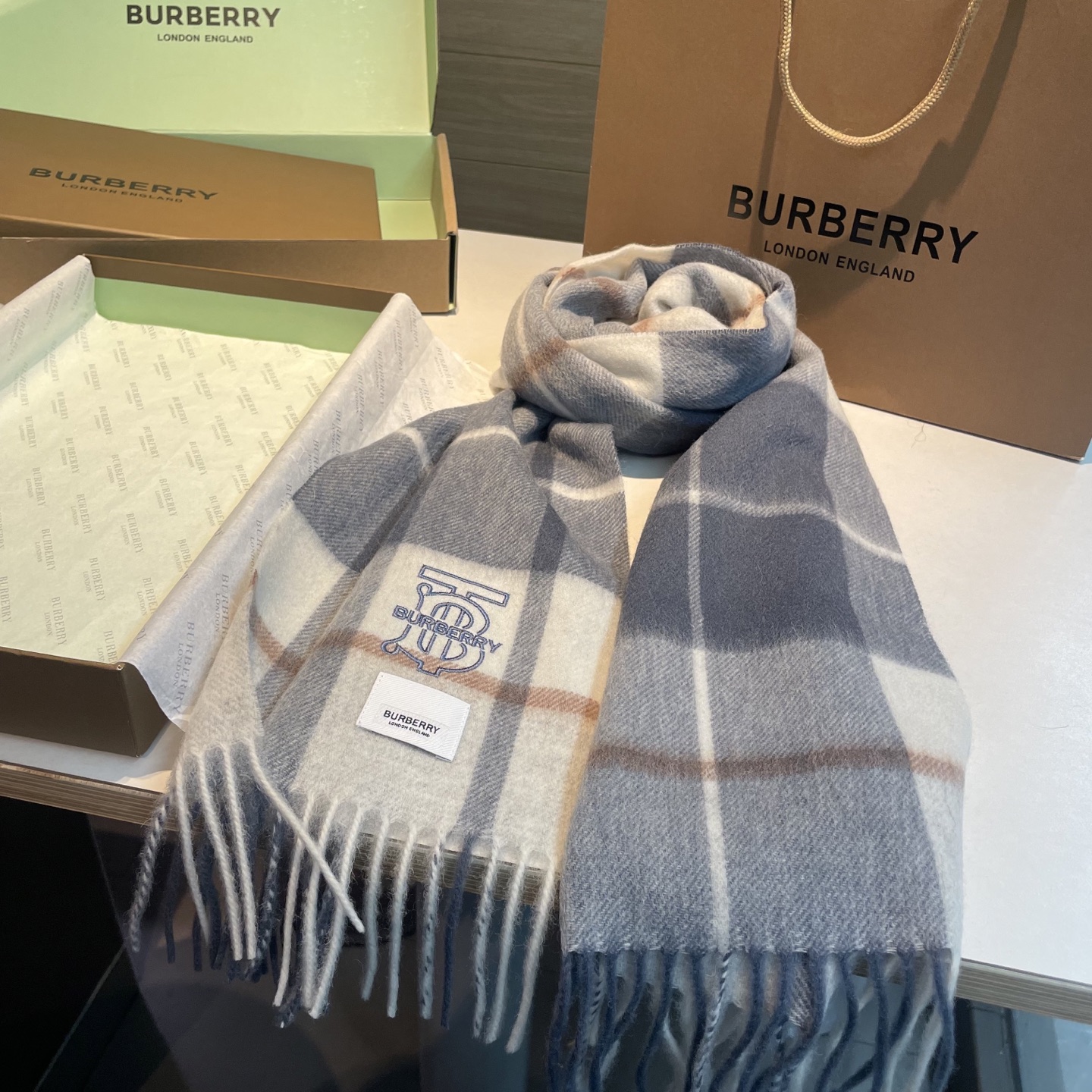 🆕Burberry · 巴宝莉格子围巾❗️好看的要疯掉了，太有型太有魅力了❗️❗️非常斯文时尚的秋冬单品