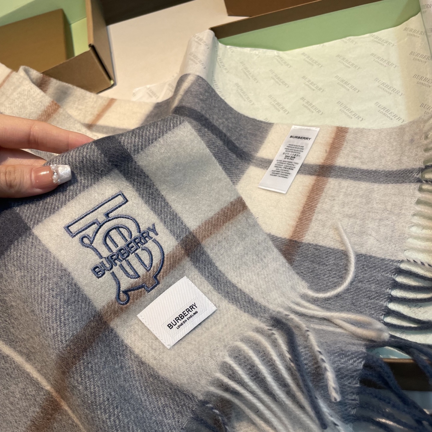 🆕Burberry · 巴宝莉格子围巾❗️好看的要疯掉了，太有型太有魅力了❗️❗️非常斯文时尚的秋冬单品