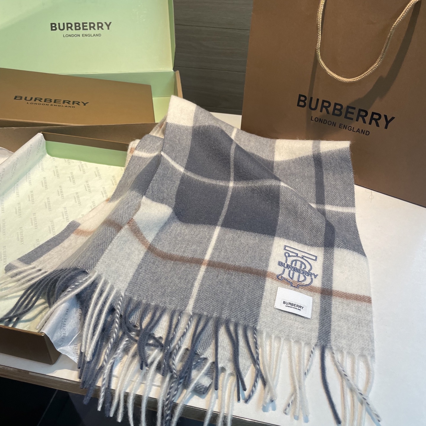 🆕Burberry · 巴宝莉格子围巾❗️好看的要疯掉了，太有型太有魅力了❗️❗️非常斯文时尚的秋冬单品