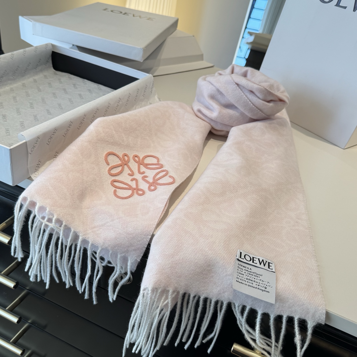 罗意威LOEWE2025最新款最火围巾，双面羊毛和羊绒围巾，点缀双色格纹 Anagram 缇花图案。奶茶