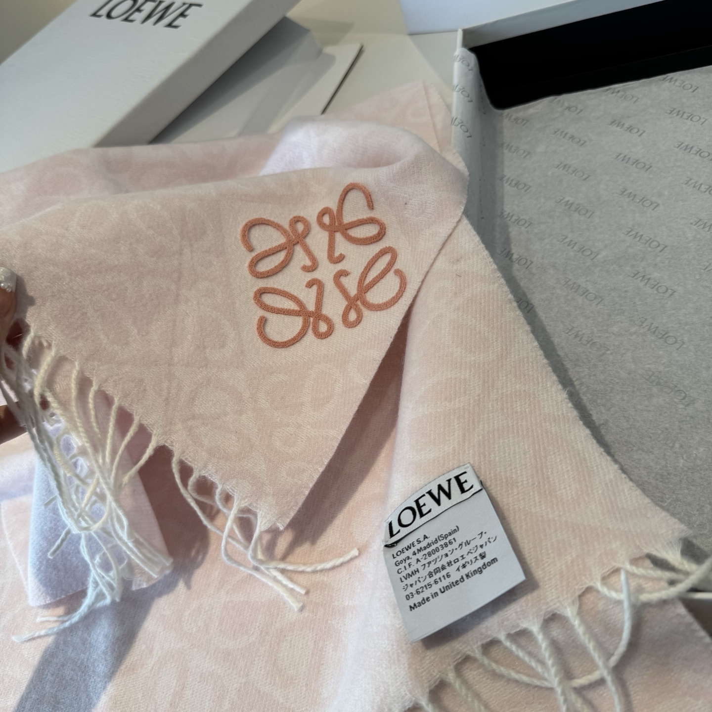 罗意威LOEWE2025最新款最火围巾，双面羊毛和羊绒围巾，点缀双色格纹 Anagram 缇花图案。奶茶