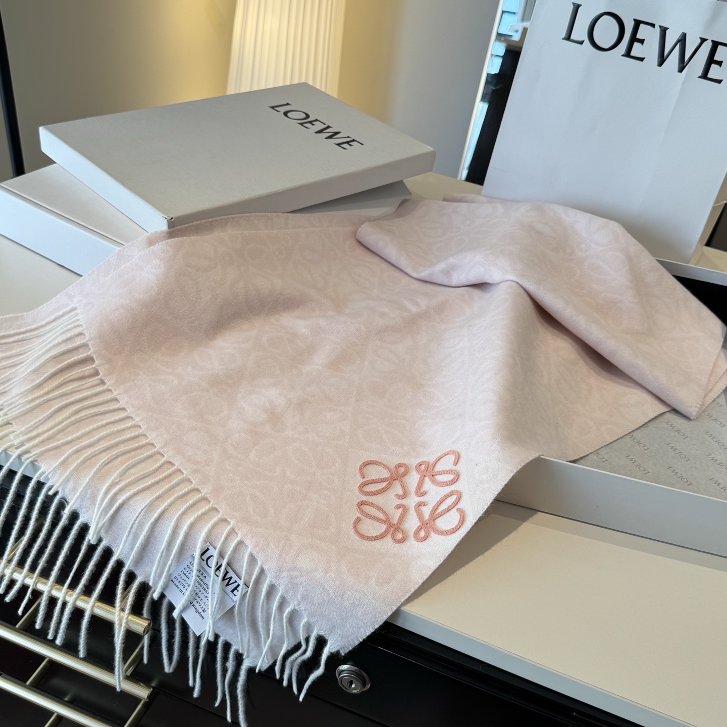 罗意威LOEWE2025最新款最火围巾，双面羊毛和羊绒围巾，点缀双色格纹 Anagram 缇花图案。奶茶