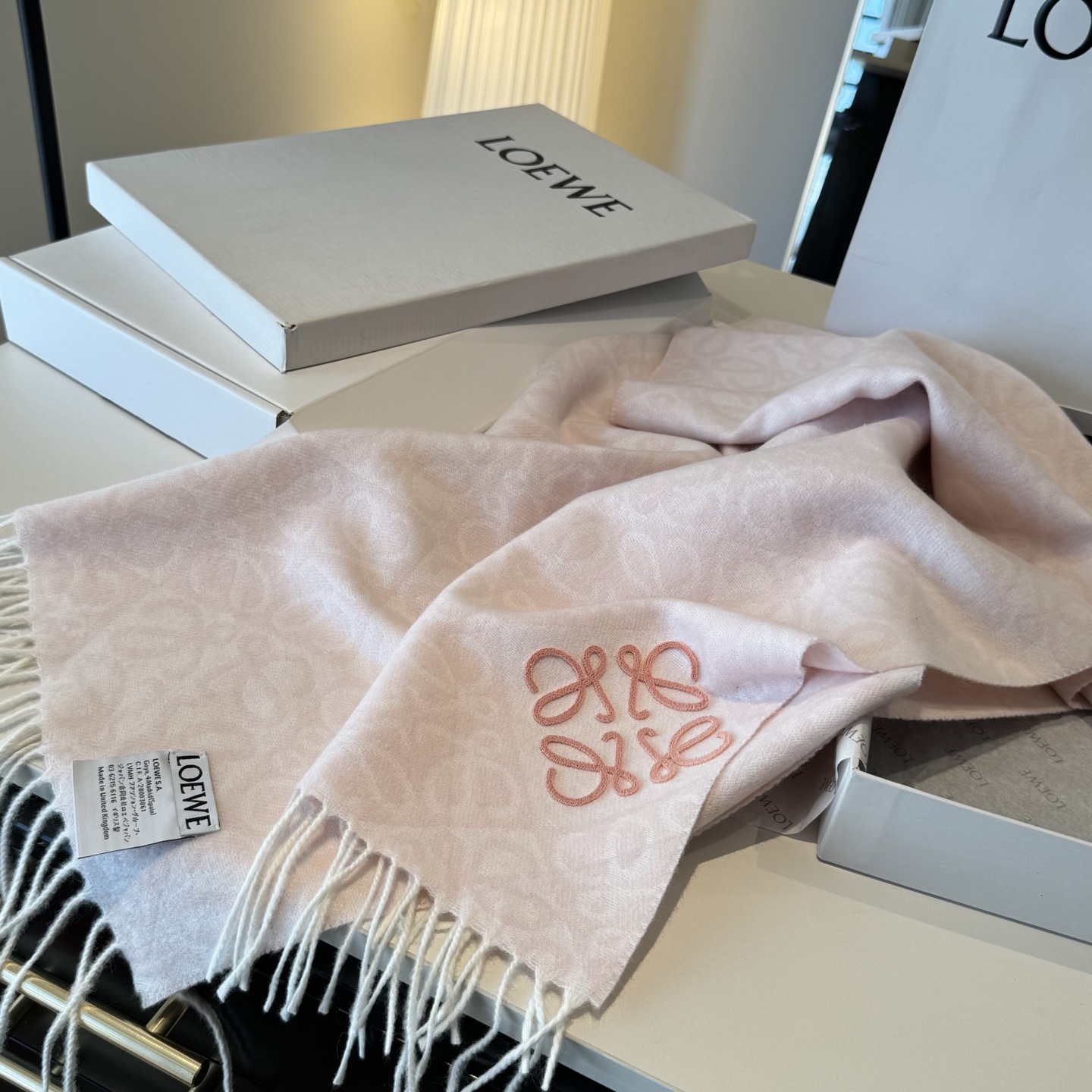 罗意威LOEWE2025最新款最火围巾，双面羊毛和羊绒围巾，点缀双色格纹 Anagram 缇花图案。奶茶