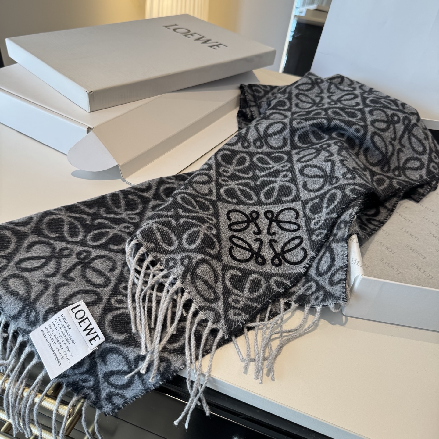 罗意威LOEWE2025最新款最火围巾，双面羊毛和羊绒围巾，点缀双色格纹 Anagram 缇花图案。奶茶