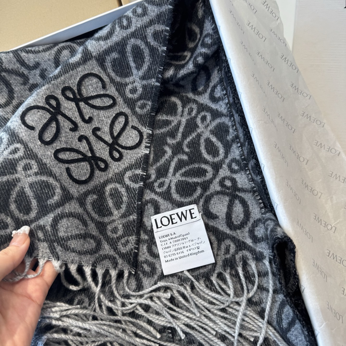 罗意威LOEWE2025最新款最火围巾，双面羊毛和羊绒围巾，点缀双色格纹 Anagram 缇花图案。奶茶