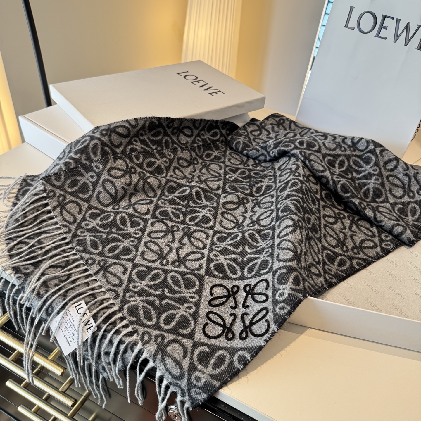 罗意威LOEWE2025最新款最火围巾，双面羊毛和羊绒围巾，点缀双色格纹 Anagram 缇花图案。奶茶