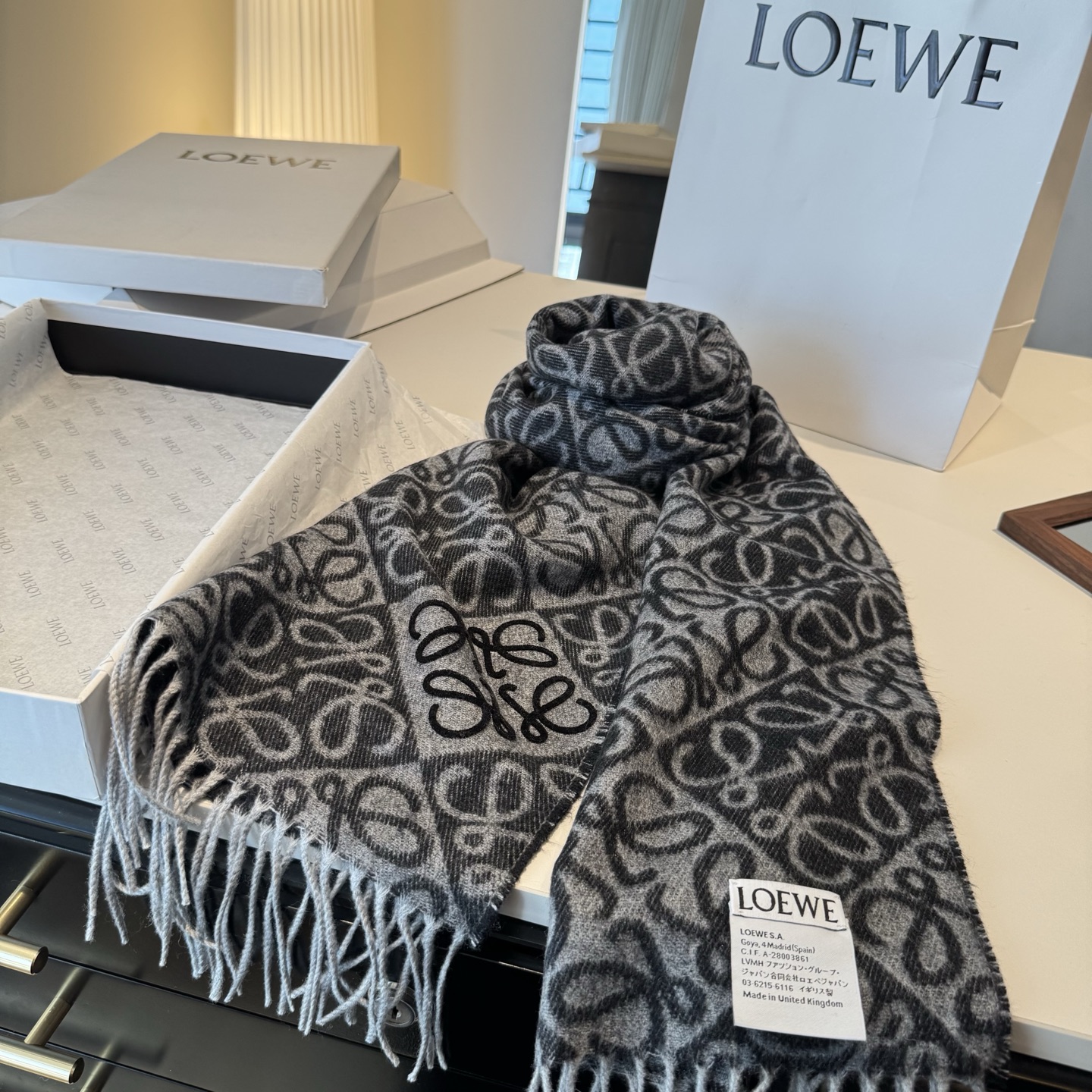 罗意威LOEWE2025最新款最火围巾，双面羊毛和羊绒围巾，点缀双色格纹 Anagram 缇花图案。奶茶
