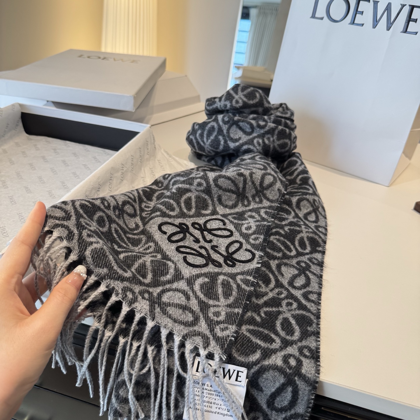 罗意威LOEWE2025最新款最火围巾，双面羊毛和羊绒围巾，点缀双色格纹 Anagram 缇花图案。奶茶