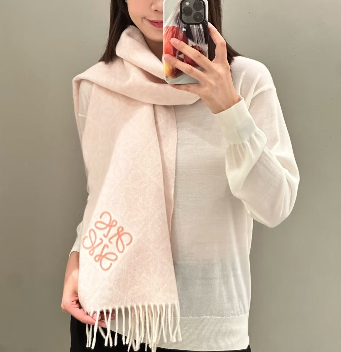 NO:553917,Loewe LOEWE2025 latest and hottest scarf, double-sided wool and cashmere scarf, embellished with two-color plaid Anagram jacquard pattern. This milk tea color scarf is known as the best out of stock, and the upper body effect is really incredible!  The counter version of the flocking label has arrived. High version scarf, high version scarf, loewe, loewe19860909罗意威LOEWE2025最新款最火围巾,双面羊毛和羊绒围巾,点缀双色格纹 Anagram 缇花图案.奶茶色此款围巾号称断货王,上身效果真是没话说！专柜对版的植绒标到货高版本围巾,高版本围巾,loewe,loewe,scarf