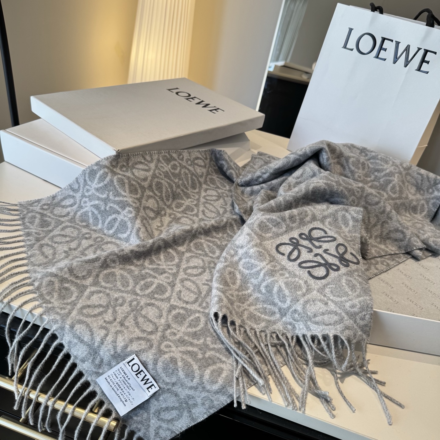 罗意威LOEWE2025最新款最火围巾，双面羊毛和羊绒围巾，点缀双色格纹 Anagram 缇花图案。奶茶