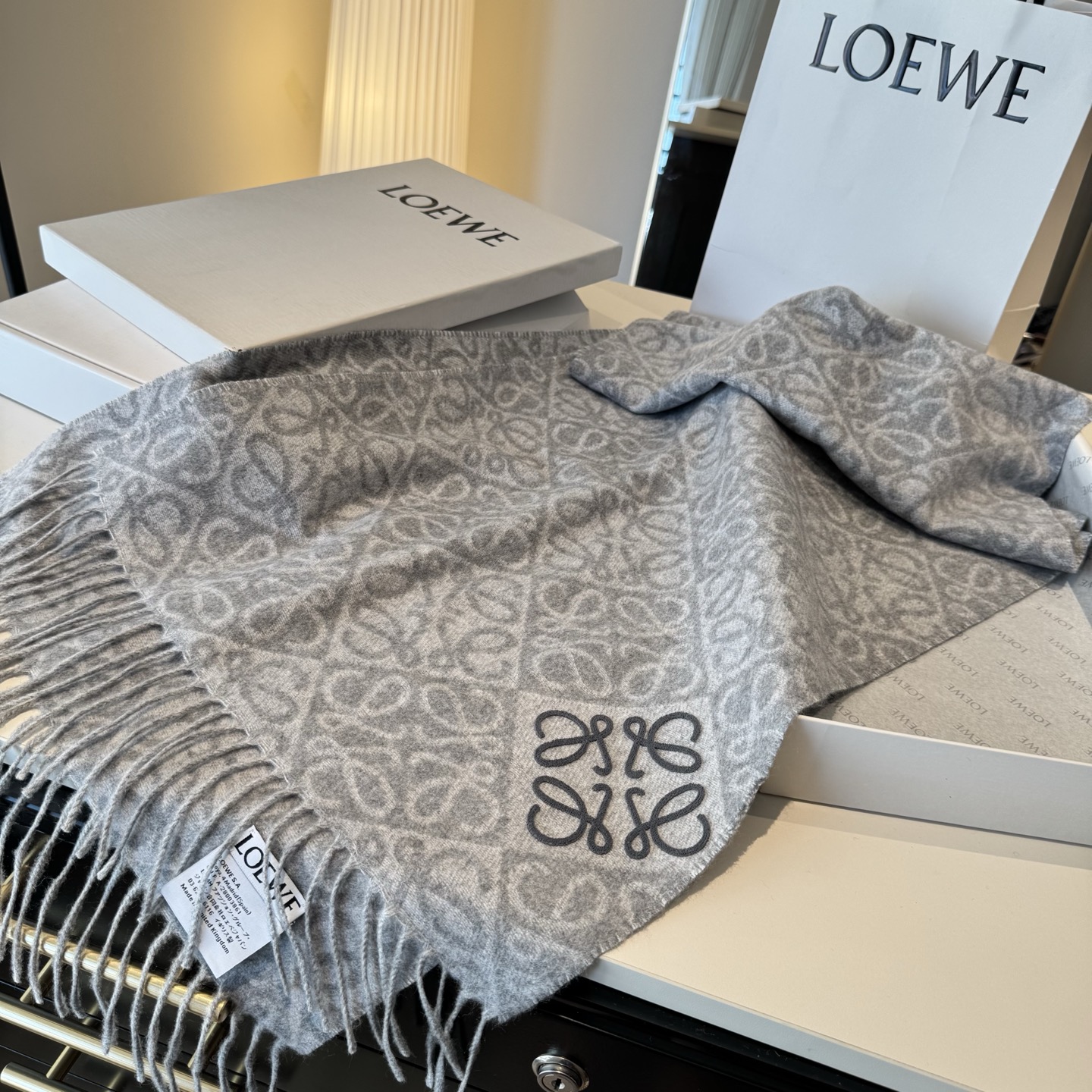 罗意威LOEWE2025最新款最火围巾，双面羊毛和羊绒围巾，点缀双色格纹 Anagram 缇花图案。奶茶