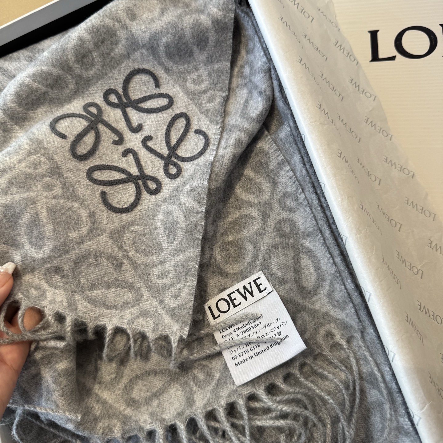 罗意威LOEWE2025最新款最火围巾，双面羊毛和羊绒围巾，点缀双色格纹 Anagram 缇花图案。奶茶