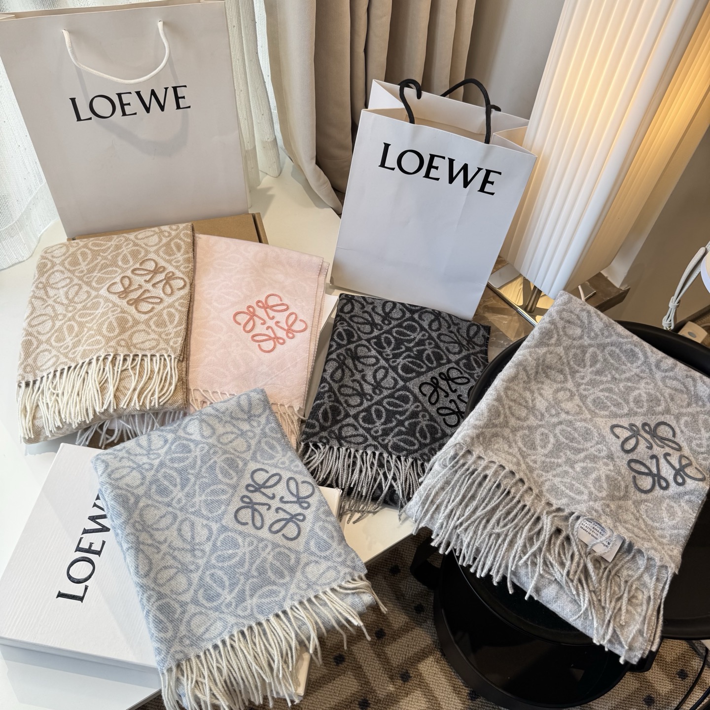 罗意威LOEWE2025最新款最火围巾，双面羊毛和羊绒围巾，点缀双色格纹 Anagram 缇花图案。奶茶