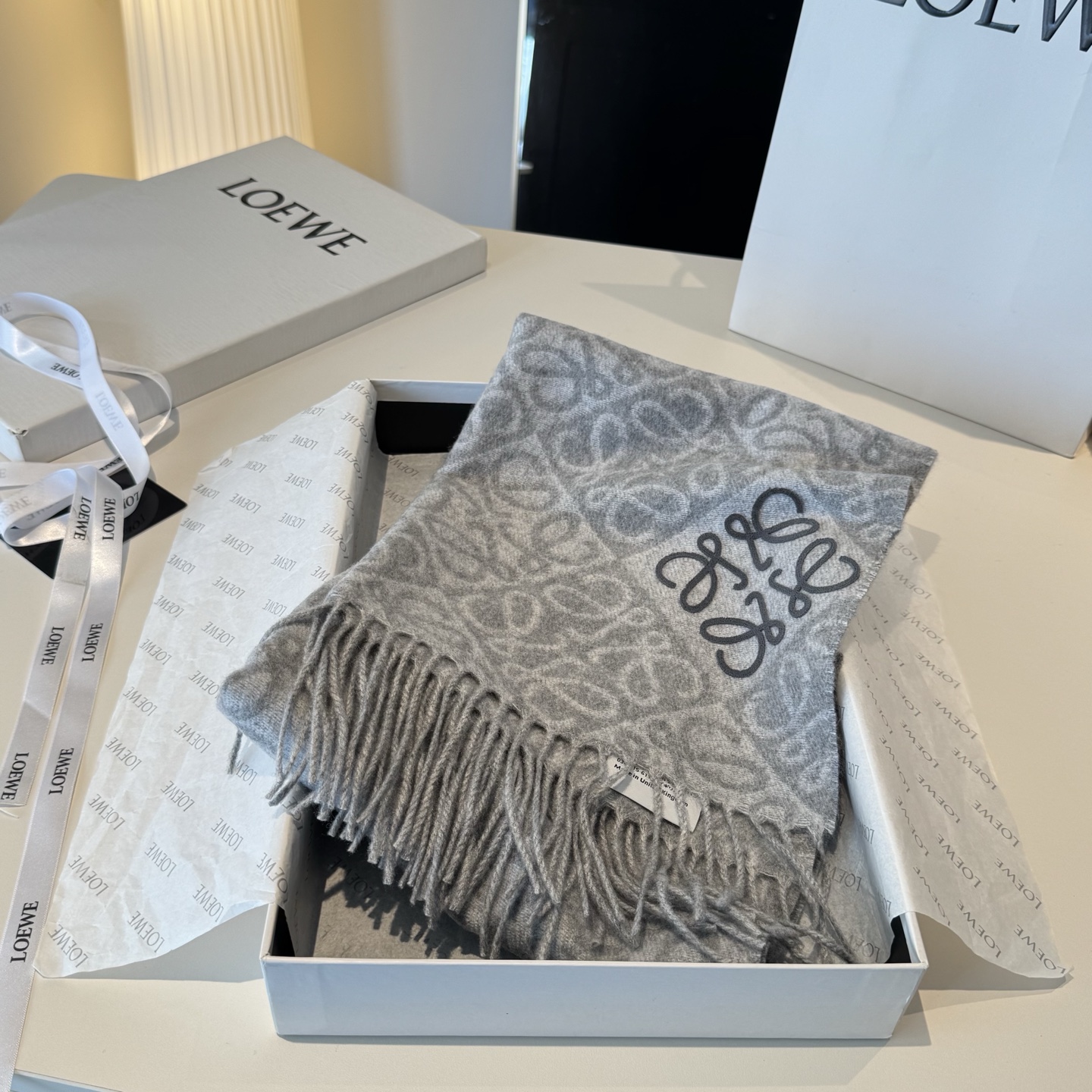 罗意威LOEWE2025最新款最火围巾，双面羊毛和羊绒围巾，点缀双色格纹 Anagram 缇花图案。奶茶