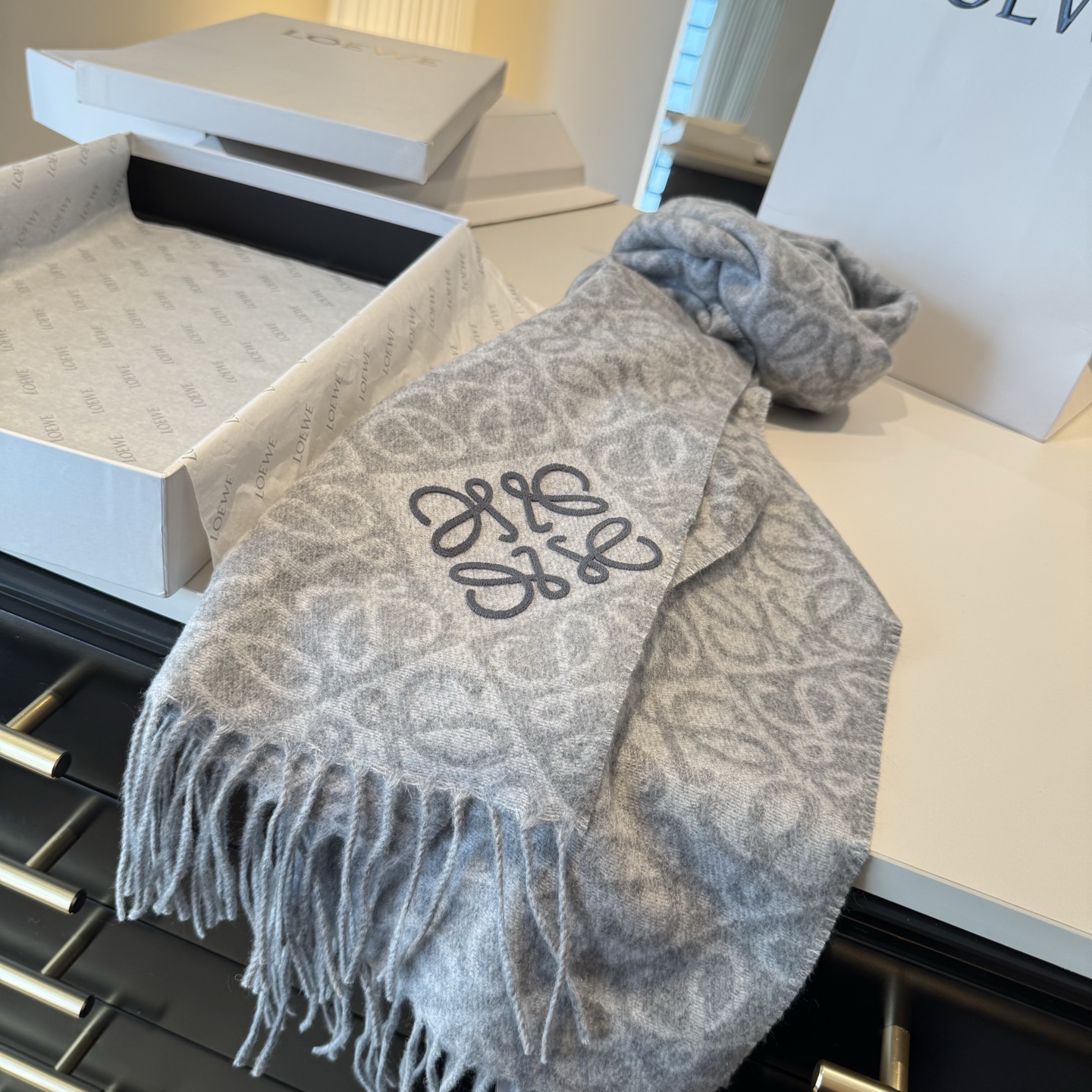 罗意威LOEWE2025最新款最火围巾，双面羊毛和羊绒围巾，点缀双色格纹 Anagram 缇花图案。奶茶