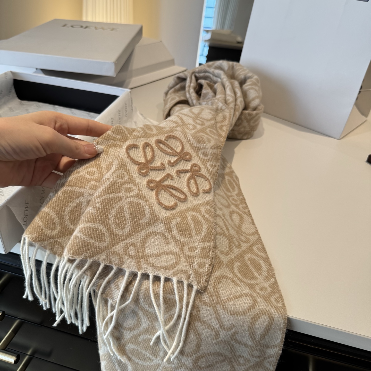 罗意威LOEWE2025最新款最火围巾，双面羊毛和羊绒围巾，点缀双色格纹 Anagram 缇花图案。奶茶