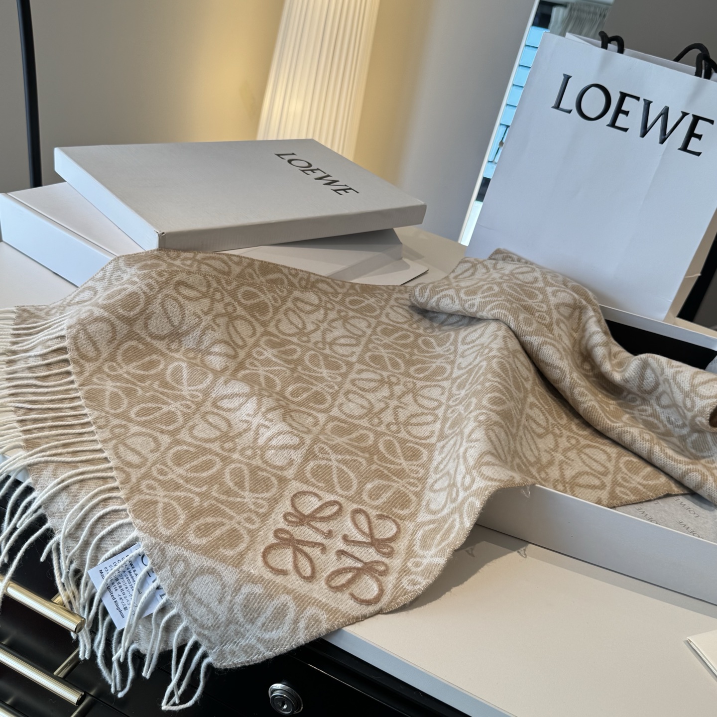 罗意威LOEWE2025最新款最火围巾，双面羊毛和羊绒围巾，点缀双色格纹 Anagram 缇花图案。奶茶