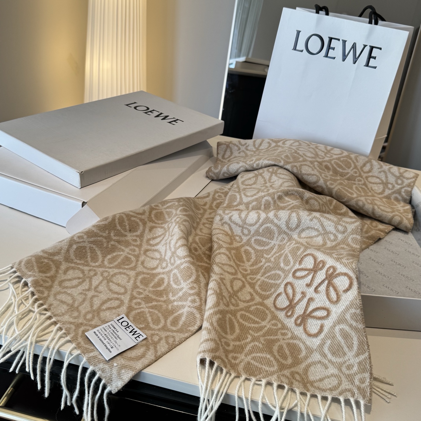 罗意威LOEWE2025最新款最火围巾，双面羊毛和羊绒围巾，点缀双色格纹 Anagram 缇花图案。奶茶