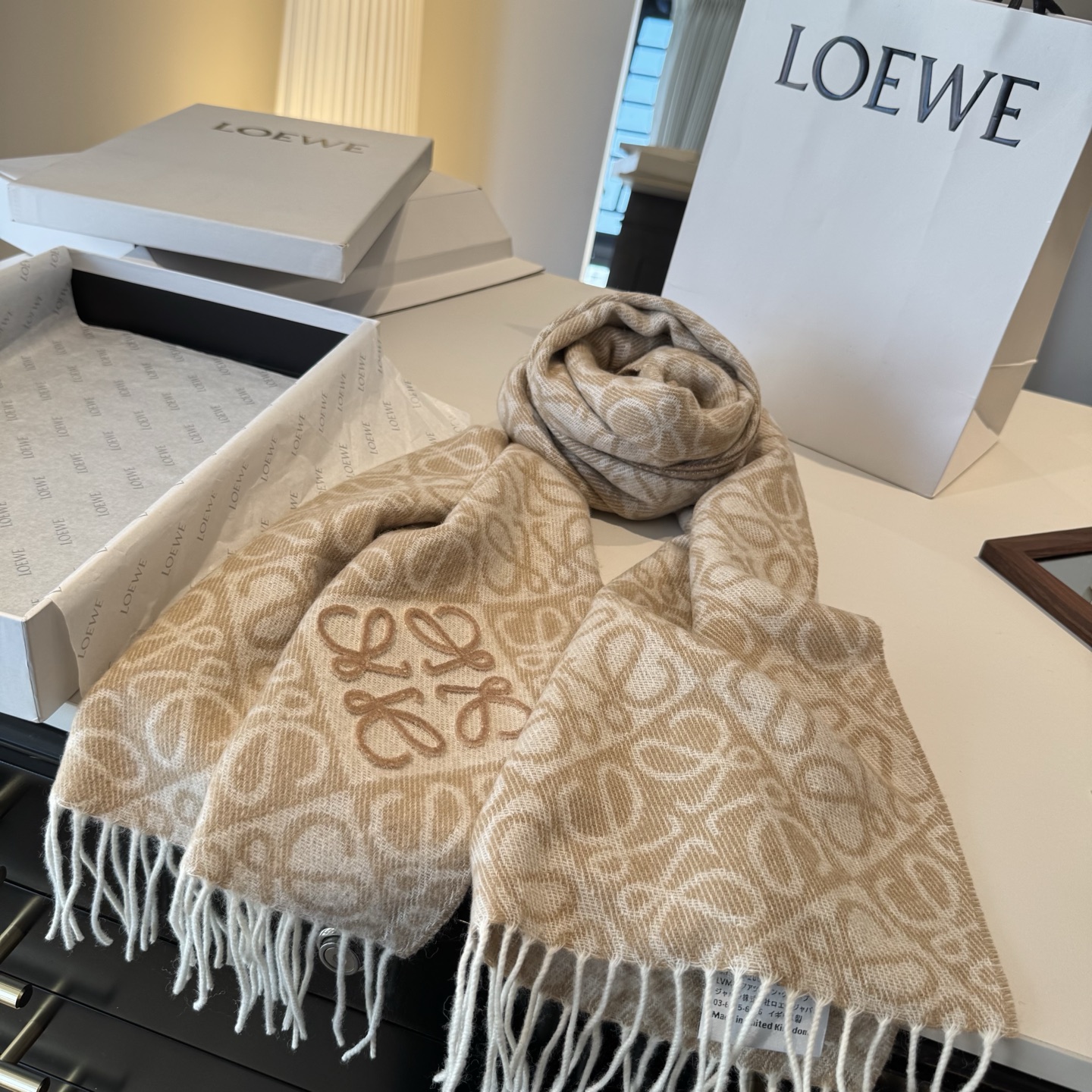 罗意威LOEWE2025最新款最火围巾，双面羊毛和羊绒围巾，点缀双色格纹 Anagram 缇花图案。奶茶