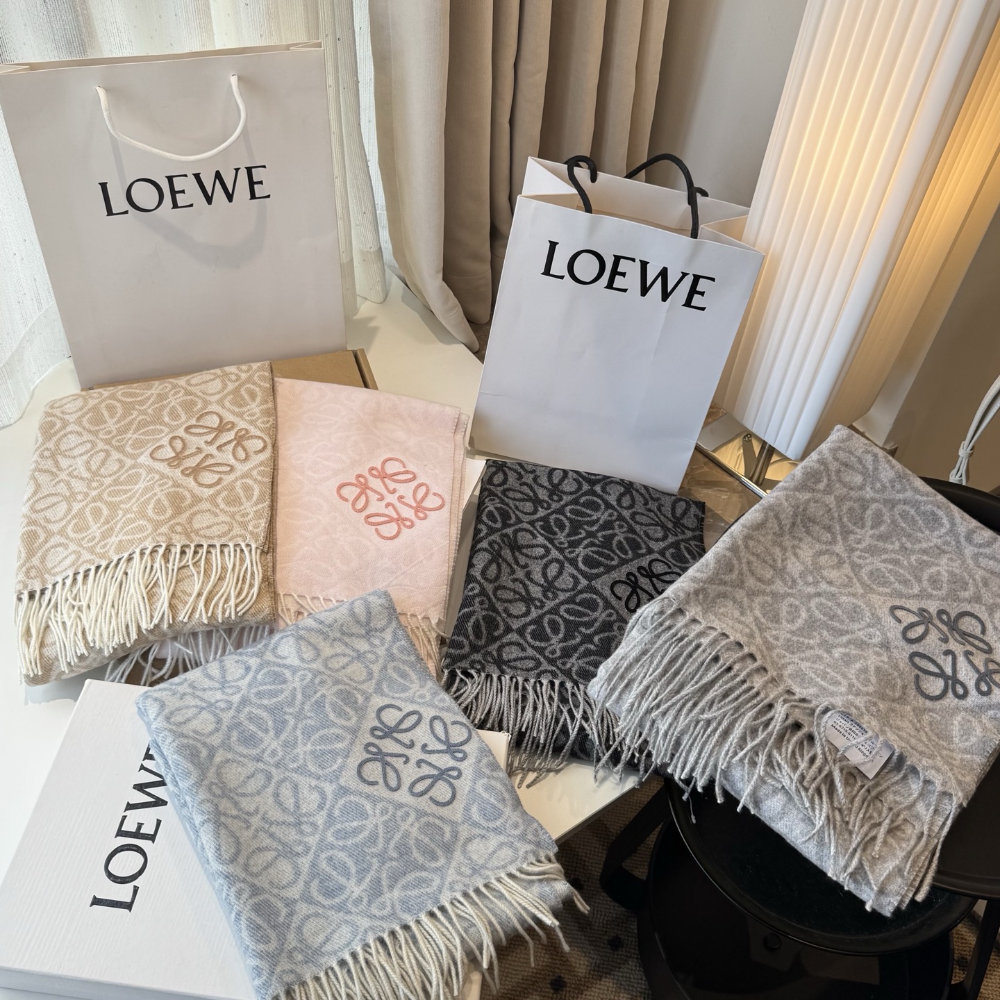 罗意威LOEWE2025最新款最火围巾，双面羊毛和羊绒围巾，点缀双色格纹 Anagram 缇花图案。奶茶