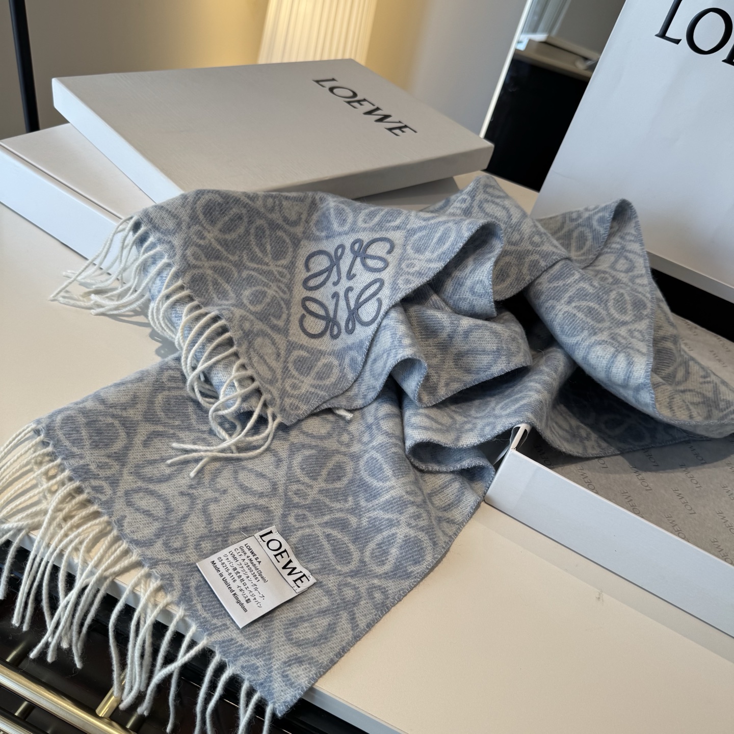 罗意威LOEWE2025最新款最火围巾，双面羊毛和羊绒围巾，点缀双色格纹 Anagram 缇花图案。奶茶