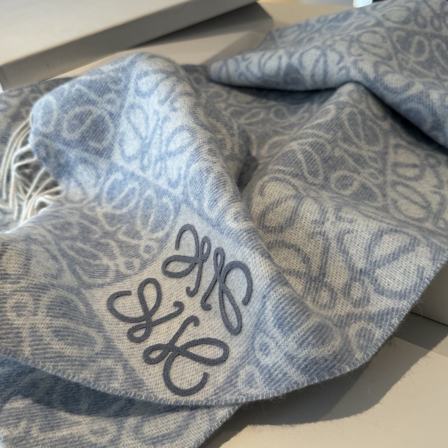 罗意威LOEWE2025最新款最火围巾，双面羊毛和羊绒围巾，点缀双色格纹 Anagram 缇花图案。奶茶