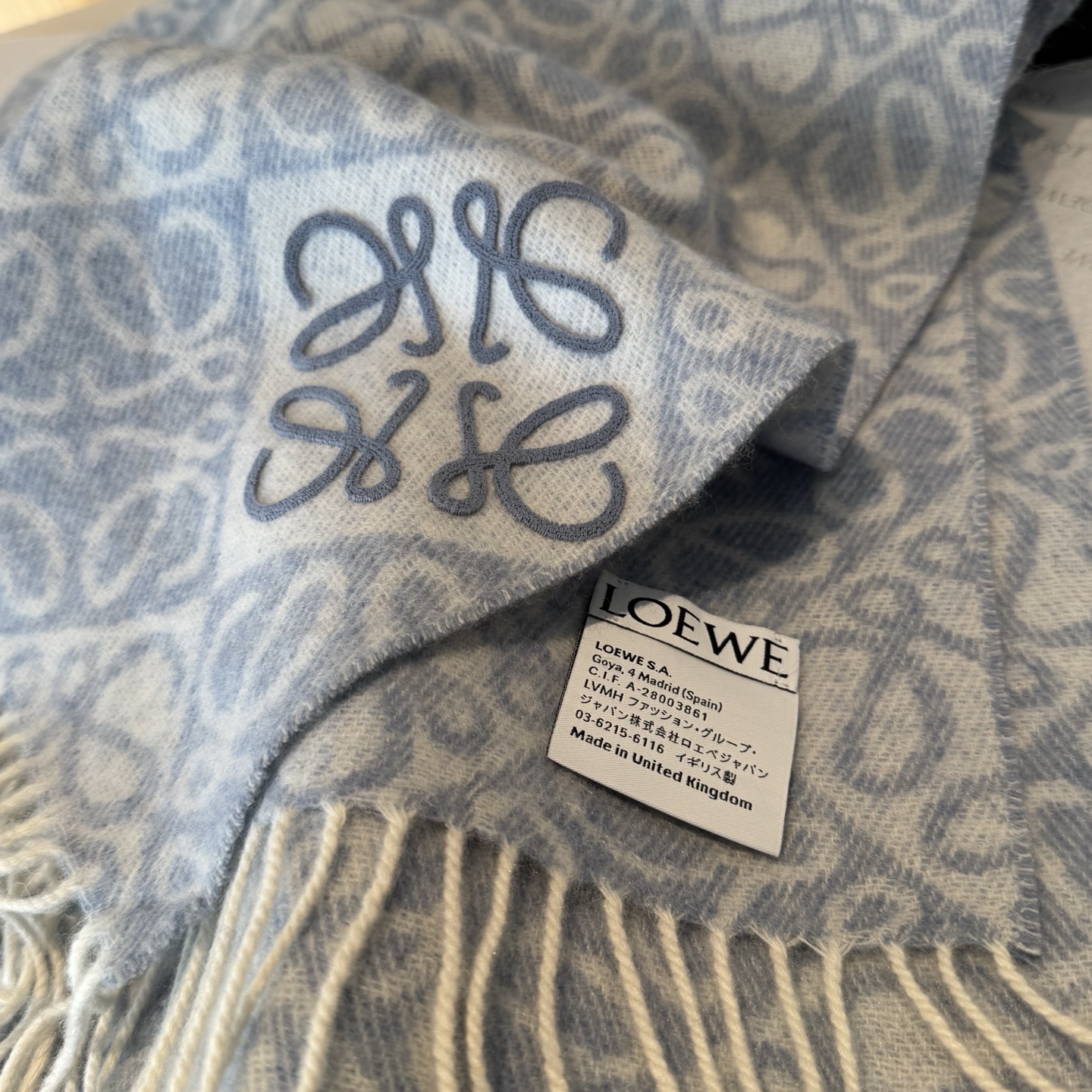 罗意威LOEWE2025最新款最火围巾，双面羊毛和羊绒围巾，点缀双色格纹 Anagram 缇花图案。奶茶