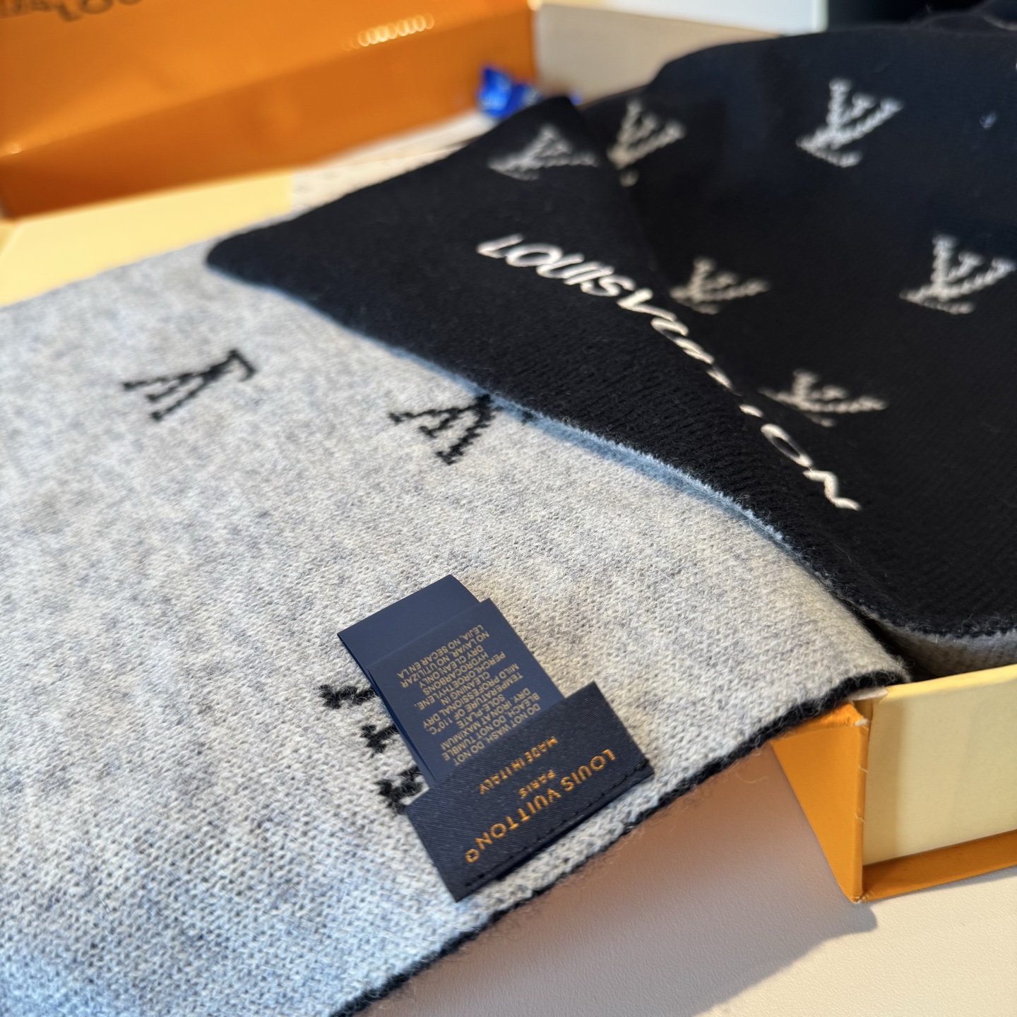 爆款上新 情侣款👍👍LV 独家牛货🐂 奢华尽在尺寸之间，高端品质‼️具有超高羊绒品质才会被此品牌青睐‼️