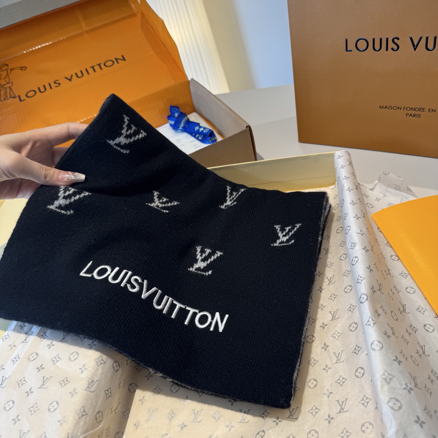 爆款上新 情侣款👍👍LV 独家牛货🐂 奢华尽在尺寸之间，高端品质‼️具有超高羊绒品质才会被此品牌青睐‼️