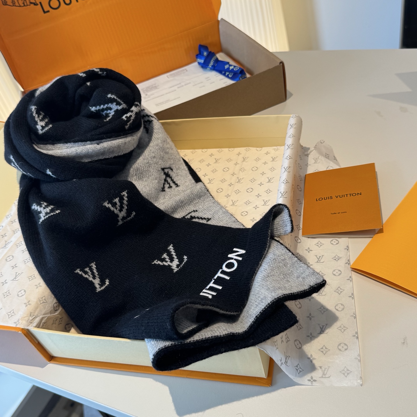 爆款上新 情侣款👍👍LV 独家牛货🐂 奢华尽在尺寸之间，高端品质‼️具有超高羊绒品质才会被此品牌青睐‼️