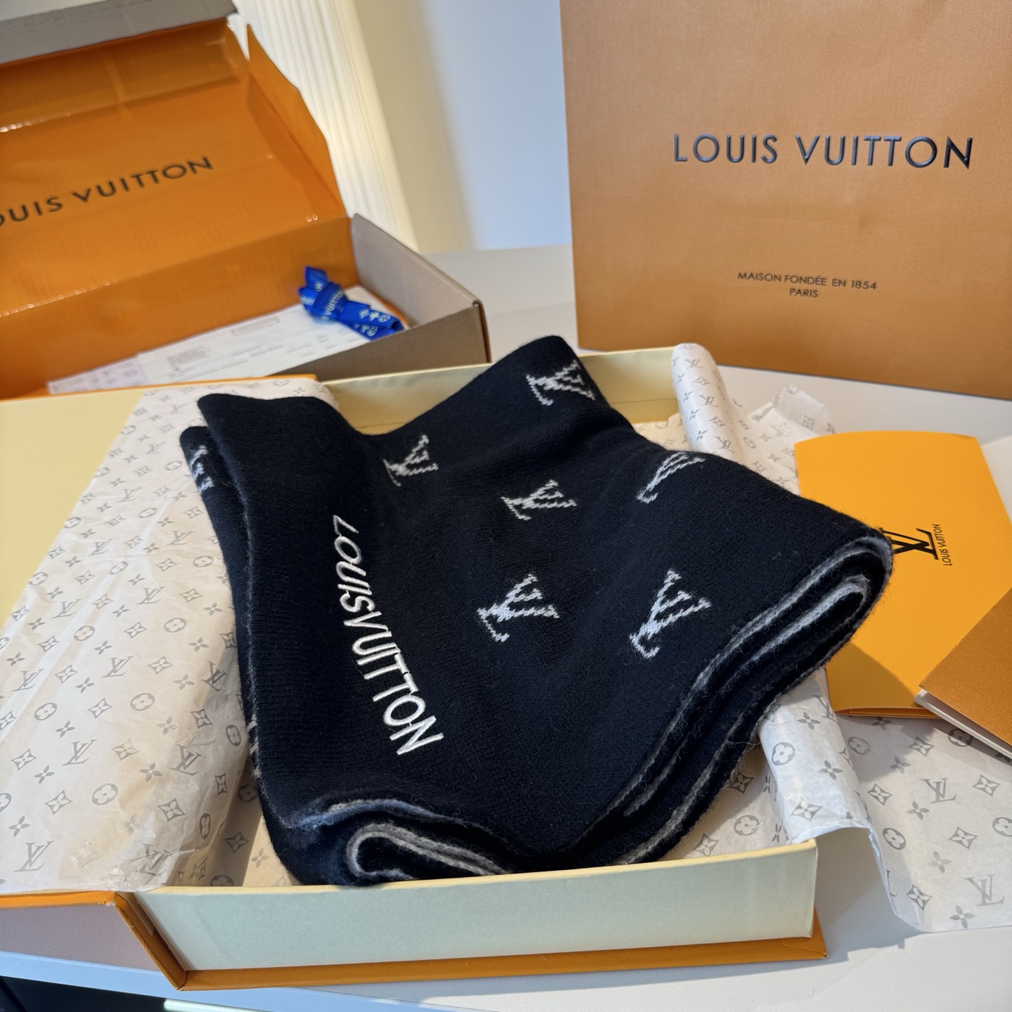 爆款上新 情侣款👍👍LV 独家牛货🐂 奢华尽在尺寸之间，高端品质‼️具有超高羊绒品质才会被此品牌青睐‼️