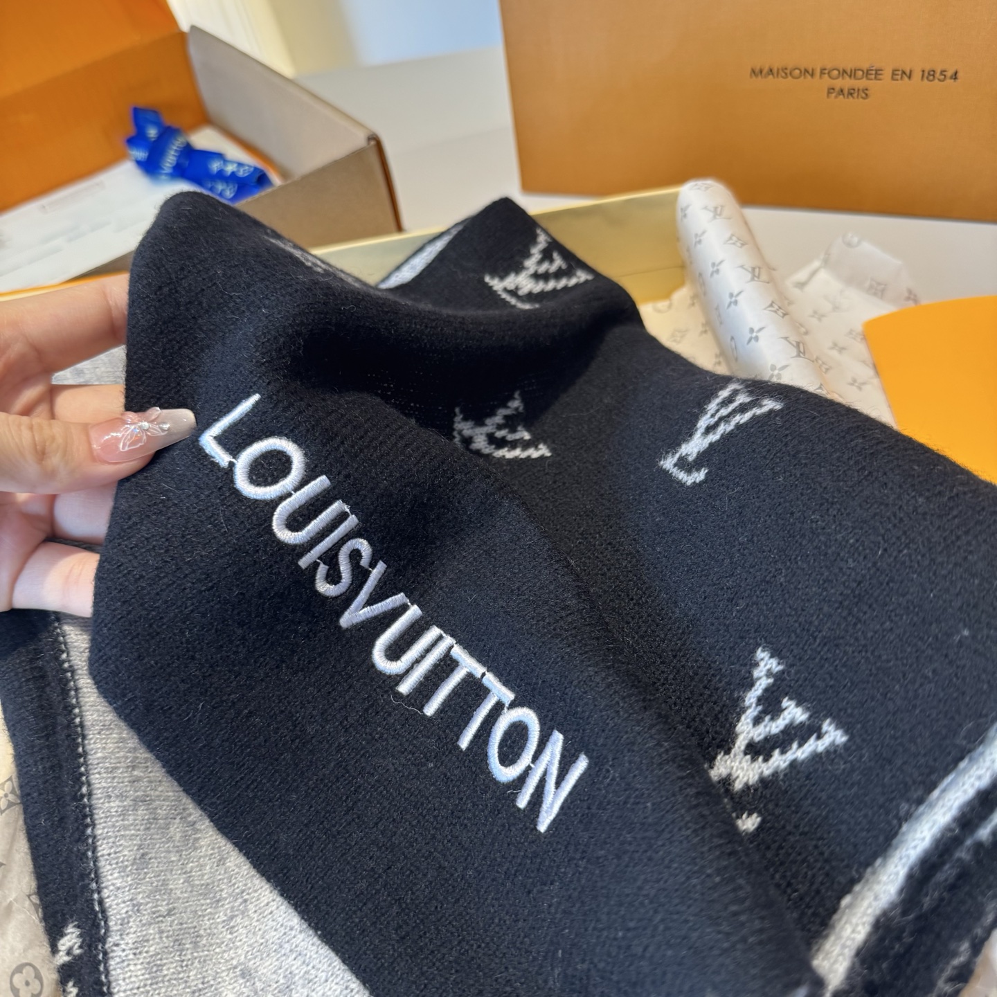 爆款上新 情侣款👍👍LV 独家牛货🐂 奢华尽在尺寸之间，高端品质‼️具有超高羊绒品质才会被此品牌青睐‼️